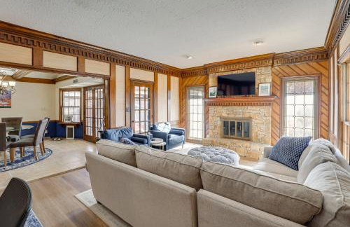 3,000-Sq-Ft Group Getaway with Pool Near Kansas City - Foto 4