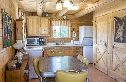 Romantic Cabin Rental with a Delightful Porch near Ennis, Montana - Foto 13