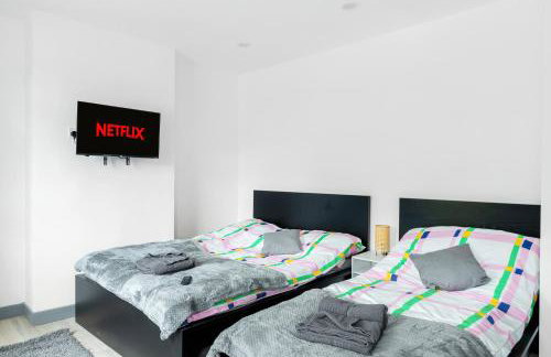 Stanion Luxurious 3 Bedroom Modern House Northamptonshire, Double, Twins, Single, Free Parking, Free Wi-Fi, Pets, Up to 8 Sleeps, 4 Smart TVs - Foto 11