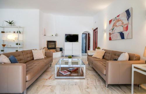 Traditional 3 bedroom villa with great pool in the heart of Vale do Lobo - Photo 22