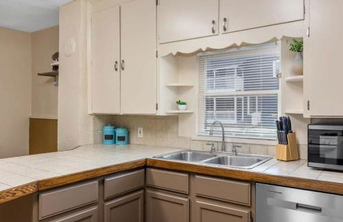 Charming 4BR Westside Home in Beer City USA - Foto 5