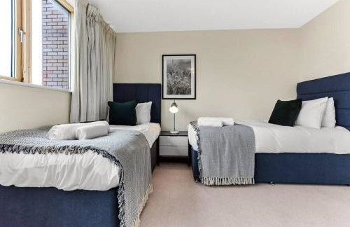 Large Group & Contractor Booking! Duplex w/Parking - Photo 3