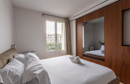 Montaigne - Sunlit Corner Penthouse with Balcony - Photo 27