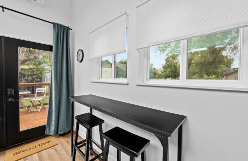 Spacious and Bright with Deck Walkable to 6th St - Foto 6