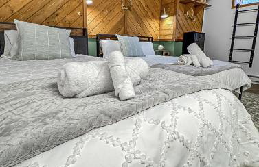 Luxe Farmhouse Chalet Sleeps 12 in Lake Harmony! Lakeview, Hot Tub, Fire pit, Games - Foto 64