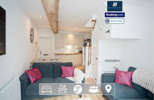 2 Bed House By Southern Stays Short Lets & Serviced Accommodation Bournemouth With Parking - Relocation & Family, 1km From The Beach - Photo 2