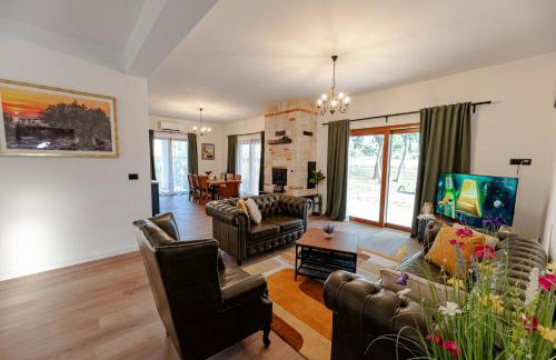 Villa Pietro with a heated Saltwater pool - Photo 10