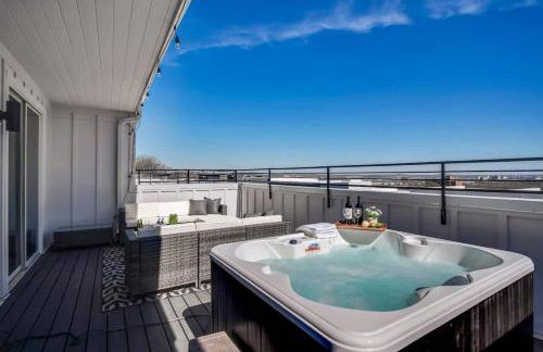 Rooftop Views - Hot Tub - Near Honky Tonks & Bars - Photo 5