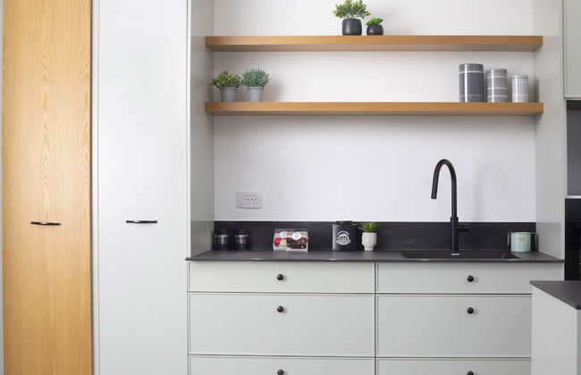 Chic Sea View Balcony Escape by Sea N' Rent - Foto 9