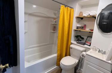 Hidden Gem! Spacious, Private, and Convenient Units Off River Road in Puyallup - Foto 49