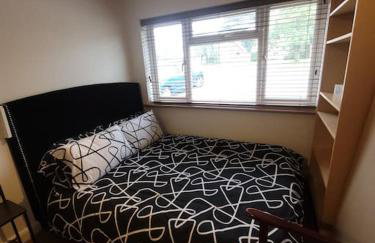 Spacious 5 Bedroom 11 Guest Family House in Horsham - Photo 7