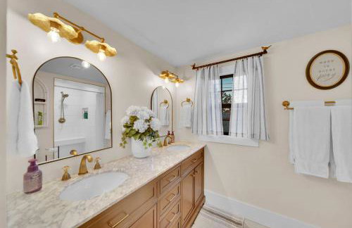 Fully Restored cottage, AMAZING game room, hot tub - Foto 17