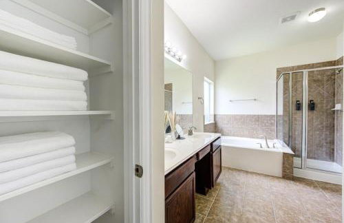 Elegant Retreat at Katy Houston, 2330 sf, 4 Bedroom 2 and Half Baths, Game Room, King Bed, BBQ, Located near Katy Asian Town, Typhoon Waterpark - Foto 58