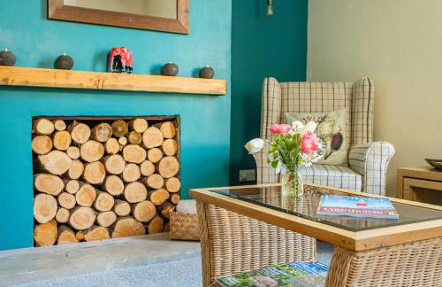 Dog Friendly Cosy Coastal Cottage with Sea Views - Photo 3