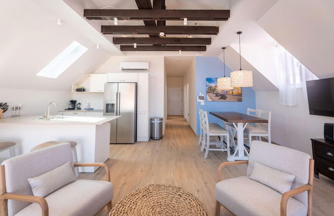 Historic Heartbeat 2BR Townhouse in Central Bliss - Foto 9