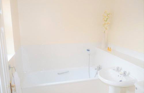 Friars Walk houses with 2 bedrooms, 2 bathrooms, fast Wi-Fi and private parking - Photo 26