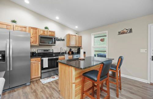 Cabin with King Bed , XBOX, HotTub, Games, Firepit , Stargazing Dome - Photo 22