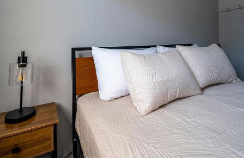 Cozy 2BR Retreat with Workspace - Washer and Dryer - Foto 15