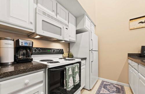 New, Spacious and charming, with a river view, conveniently located near skiing and golf - Foto 19