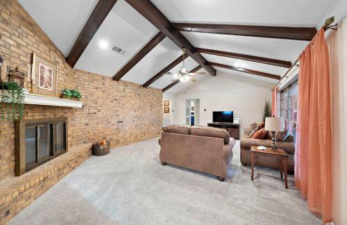 Relax and Play 3BR Retreat w Sunroom - Foto 14