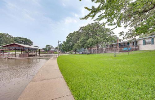 Lakefront Gun Barrel City Home with Dock and Deck - Foto 38