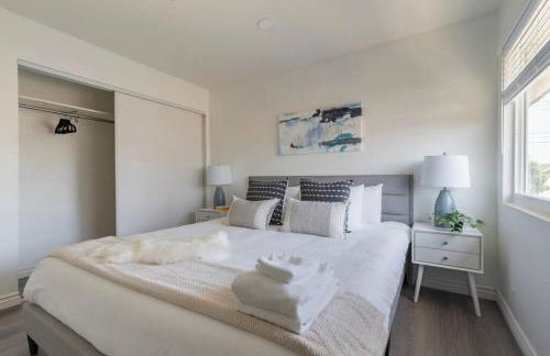 Modern 2BR Condo with King Bed & Balcony near LA - Foto 13
