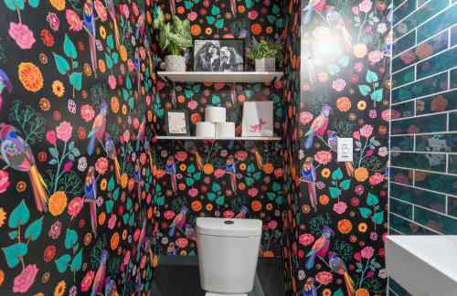 5 Bedroom 2 & 1 half Bath Group Stay Fun Design in Quiet Neighborhood - Foto 25