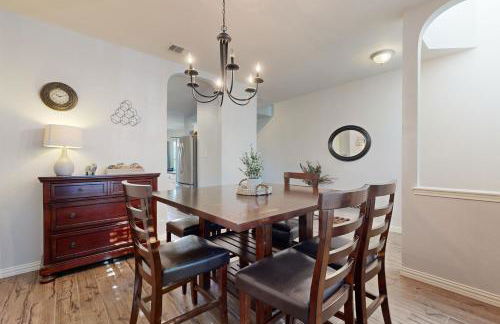Charming family friendly home, enclosed backyard & 20 miles from San Antonio - Foto 10