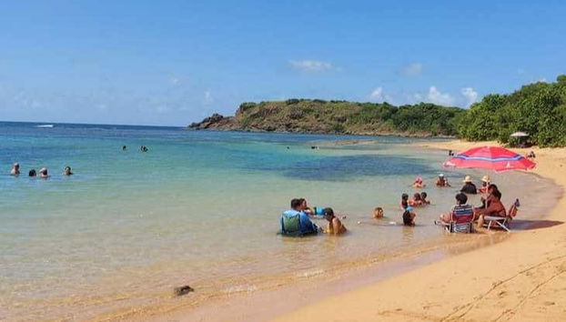 Disfrutando de un soleado día en Playa Escondida