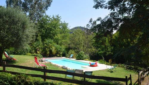 Lovely house with grass garden, shared swimmingpool, next to the river Ardèche - Photo 3