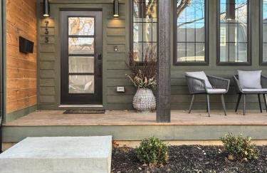 Downtown Indy, Rooftop Deck with Hot Tub, Gym, Bikes, Tesla Charger - Photo 32