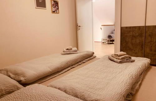 FELIX LIVING 3, Freundliche 2-Zimmer Wohnung in Stadtrandlage, Smart-TV & Parkplatz - Photo 1