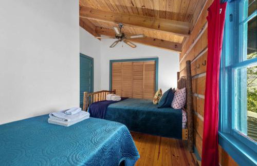 Beautiful Rustic Cabin Surrounded by Nature with Incredible Views and a Wrap-Around Deck for an Amazing Glamping Experience in Marshall, NC - Foto 22