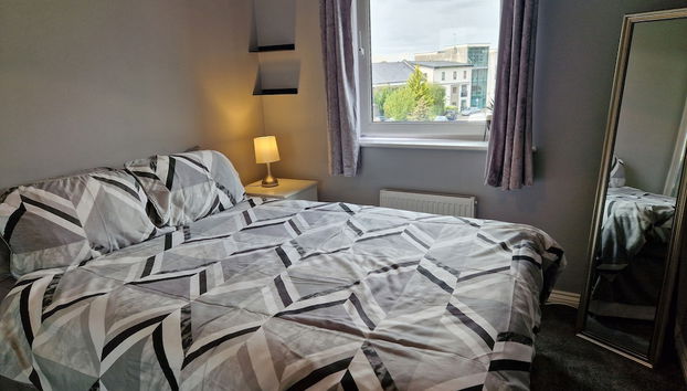 Stylish 2-bed Apartment - Sleeps 4, Parking & Wifi - Foto 3, Habitación