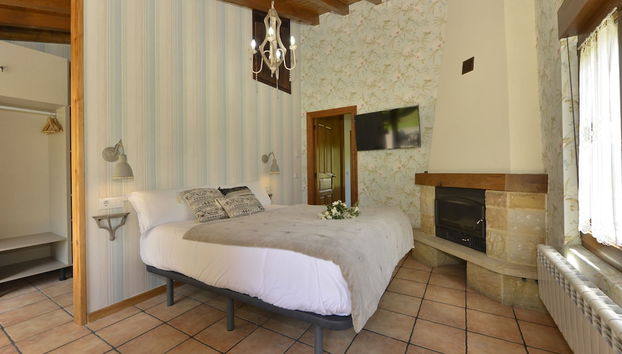 Piscina climatizada y cubierta 365 dias en Casa Rural con Encanto El Puentuco una de las casas mas valoradas de Cantabria - Foto 4, Zimmer