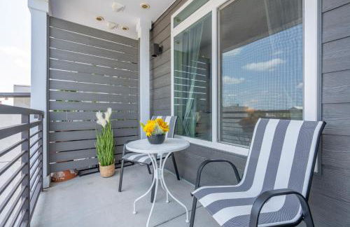 Top Floor City Views! King Bed Pool Gym Free Parking - Foto 23