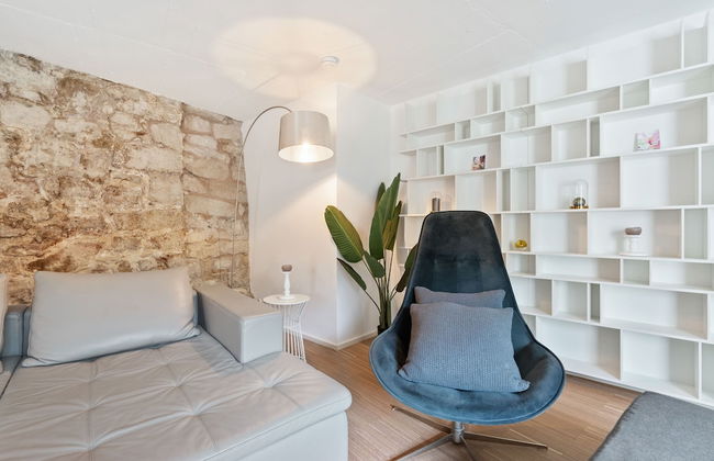 Modern Apt Old Town w Panoramic View ID4 - Photo 16