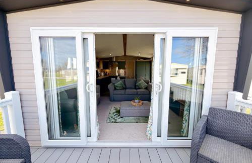 The Retreat - An Luxurious Caravan in Towyn, Wales - Photo 13