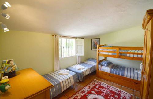 A lovely family villa with heated pool - Photo 4