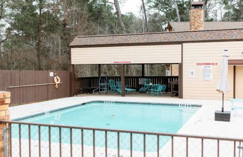Rest Easy Retreat - 2BR Near SHSU - Pool - WiFi - Free Parking - Foto 5
