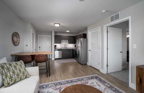 Fourth & River - Top-Floor condo with River Views - 3 King Suites - Foto 8