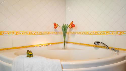 Experience the charm of Tenuta Le Caselle, a cozy farmhouse surrounded by nature and comfort! - Foto 3