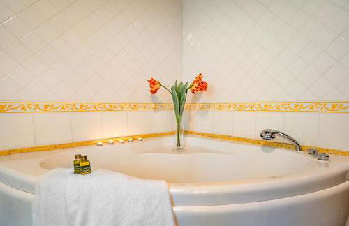 Experience the charm of Tenuta Le Caselle, a cozy farmhouse surrounded by nature and comfort! - Foto 3