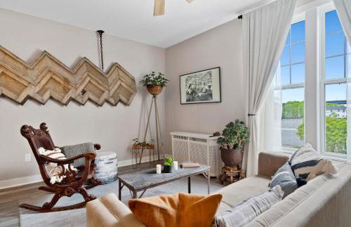 Bus Stop Sally in Historic Walker's Point MKE - Foto 27