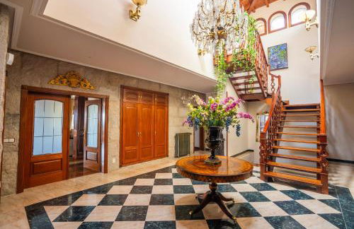 Mansión con Jacuzzi a 40 grados, gran piscina y Pádel - Photo 67