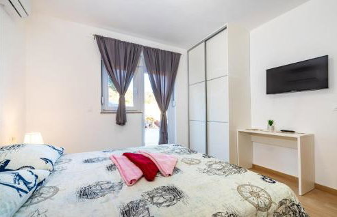 Awesome Home In Modric - Photo 37