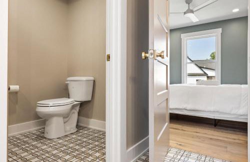 NEW Spacious Clarkson Getaway w Games & Yard - Foto 45