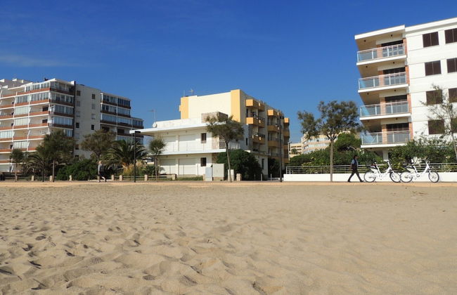 Apartment in Roses With Beachfront View - Photo 18