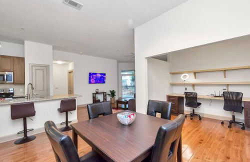 Stylish Open Concept Apt with King Bed, walking distance from NRG Texans Stadium, 1 mile to Med Center, Free Parking - Foto 12