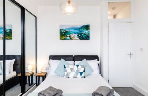 Beach Haven, Steps to Sand, Trails & Shops, Highly Rated 2-Bedroom House Minutes from Mumbles Beach with a Patio - Photo 3